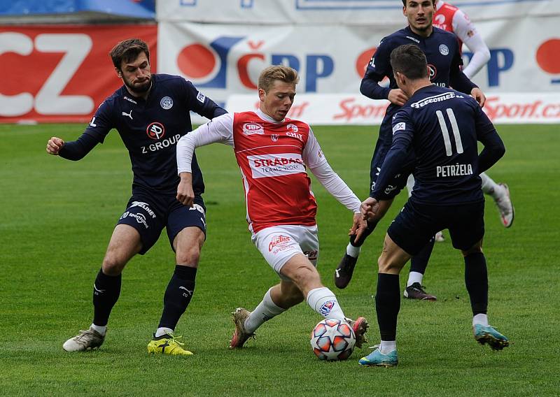 Fotbalové utkání Fortuna ligy mezi FK Pardubice (v červenobílém) a 1.FC Slovácko ( v modrém) na Městském stadionu Ďolíček v Praze.