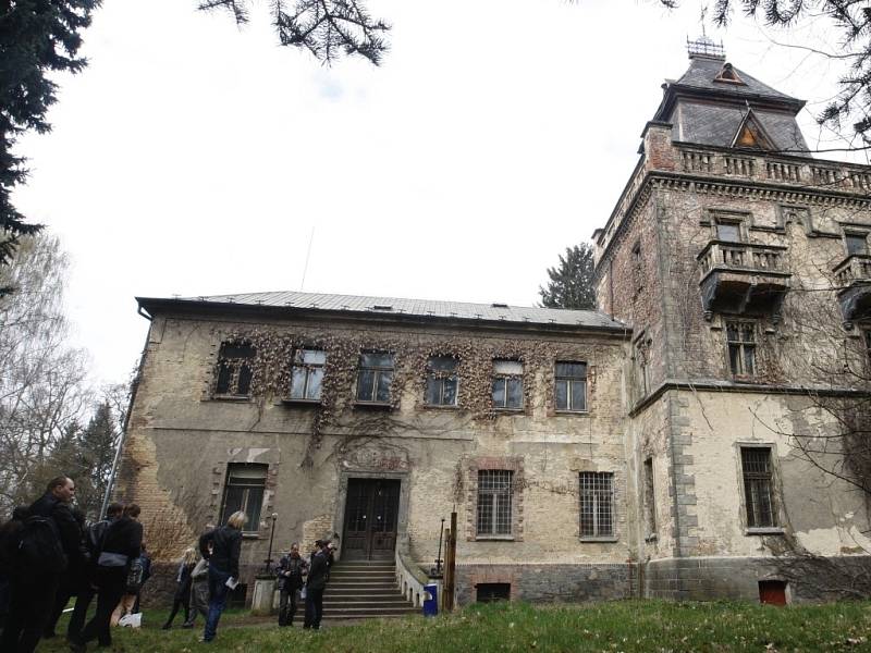 Památník Zámeček nebo také Larischova vila. Za druhé světové války zde sídlil oddíl němectké Schutzpolizei a právě sem byli za Heydrichiády odvezeni obyvatelé osady Ležáky. Ve sklepích vily pak dospělí čekali na popravčí četu...