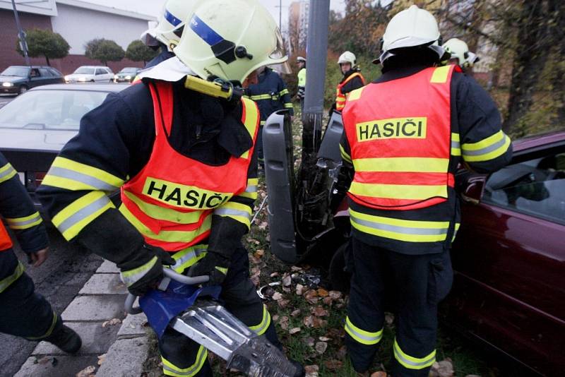 Zásah záchranářů nebyl bez rizika. Opilá řidička krom toho, že nadýchala 2,55 promile, rozbila i sloup veřejného osvětlení a mohlo hrozit i zasažení elektrickým proudem.. 