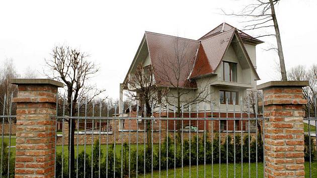 Černé stavbě pardubického podnikatele Miloše Holečka, která se nachází Na Ležánkách, nyní hrozí zbourání.