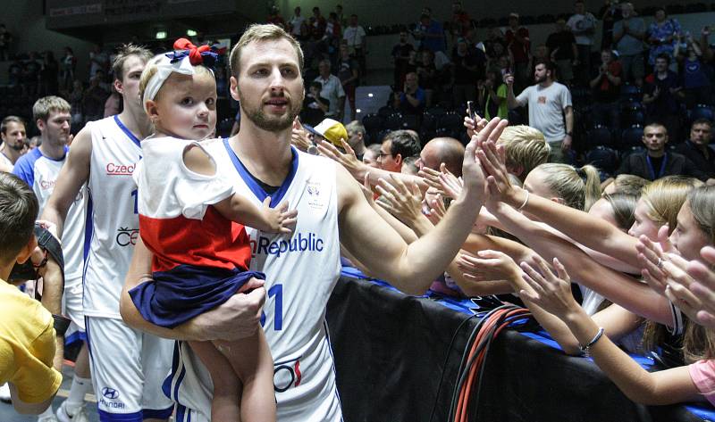 Basketbalové utkání kvalifikace na Mistrovství světa 2019 mezi Českou republikou (v bílém) a Ruskem (v červeném) v pardubické ČSOB pojišťovna ARENĚ.