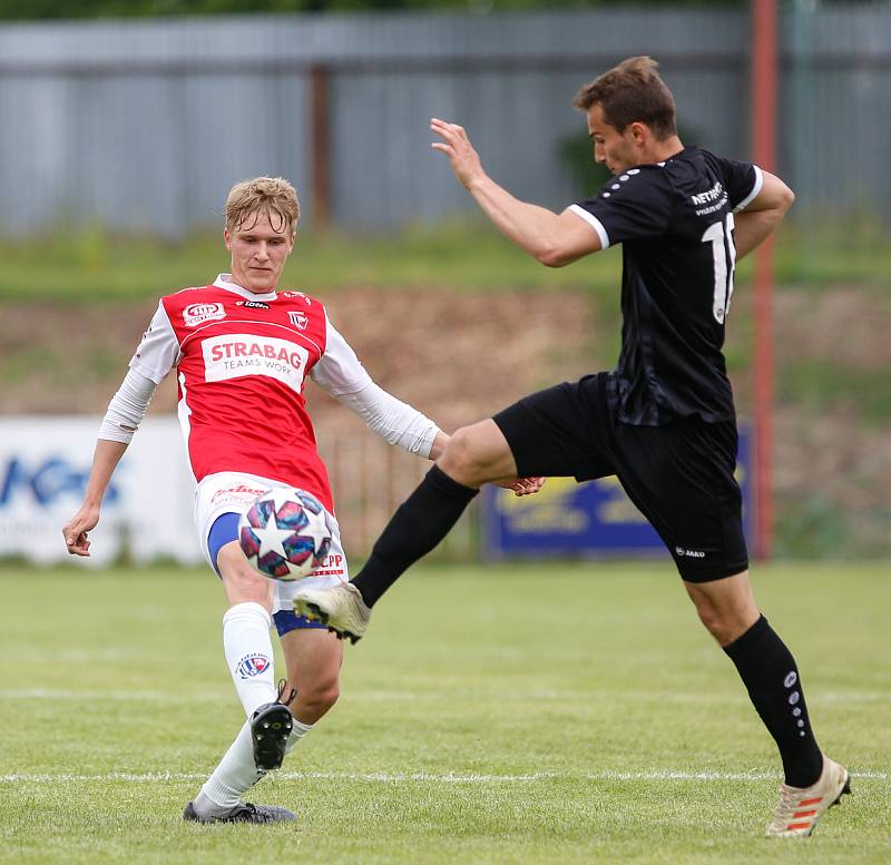 Přípravné utkání Fortuna národní ligy mezi FK Pardubice (ve červenobílém) a MFK (v Černém) na hřišti v Na Dolíčku.