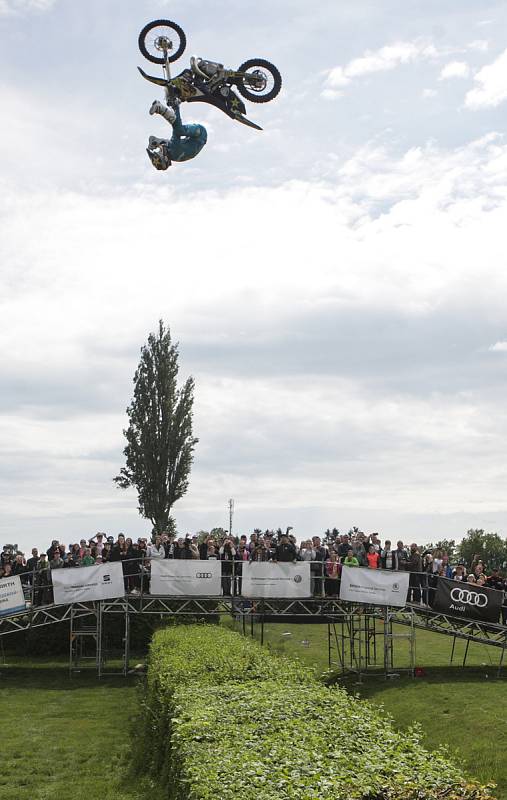 Freestyle motokrosař Filip Podmol přeskakoval slavnou překážku na dostihovém závodišti v Pardubicích. V rámci akce Barth Day předvedl divákům řadu svých triků.