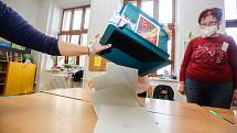 Krajské volby 2020 na ZŠ Bratranců Veverkových. Vysypání volební urny a zhájení sčítání volebních hlasů.