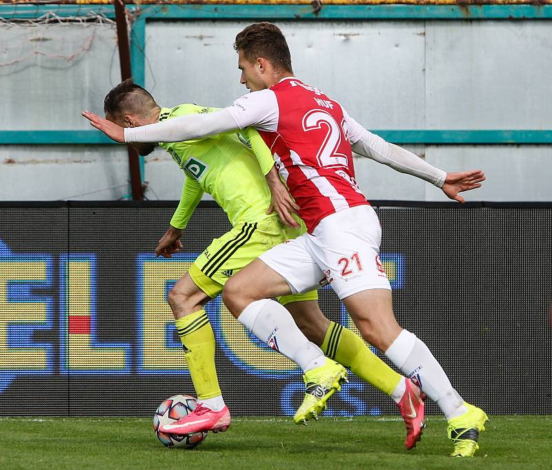 Fanoušci po vládních covid opatřeních mohli v omezeném počtu poprvé vyrazit na fotbal a dát si tradiční klobásu a točené pivo na fotbalovém utkání Fortuna ligy mezi FK Pardubice a MFK Karviná na Městském stadionu Ďolíček v Praze.