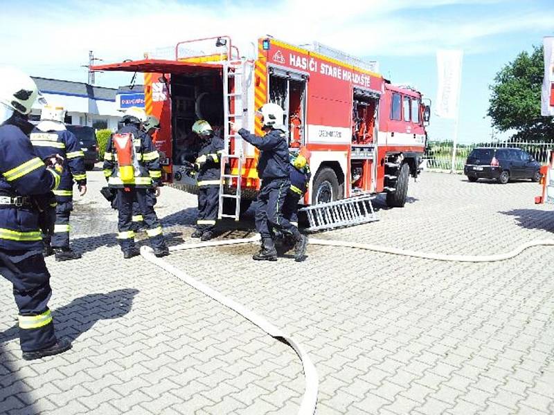 První výjezd nového zásahového vozu k požáru. Hasiči ve Starém Hradišti zasahovali u požáru ve Fáblovce.