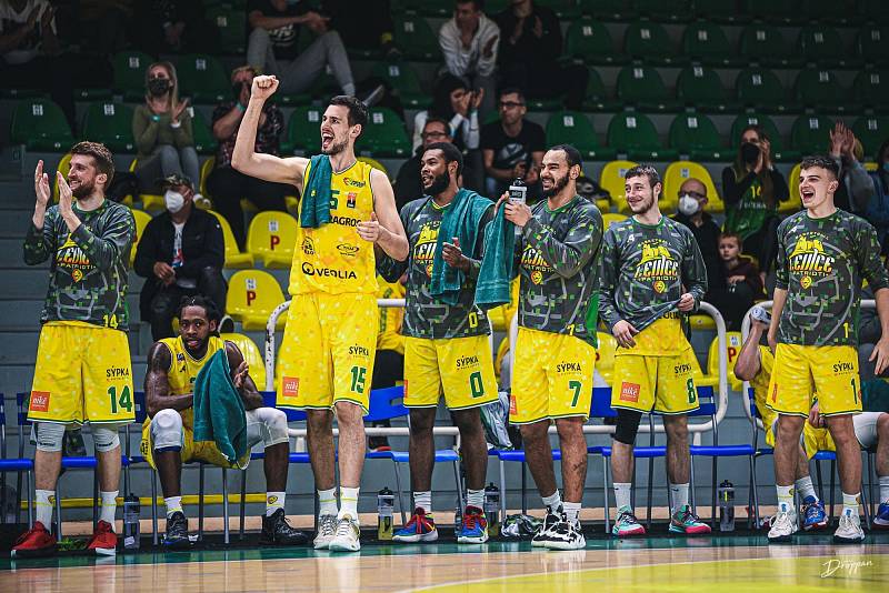 Pardubičtí basketbalisté (v pruhovaném) dostali v Levicích za uši.