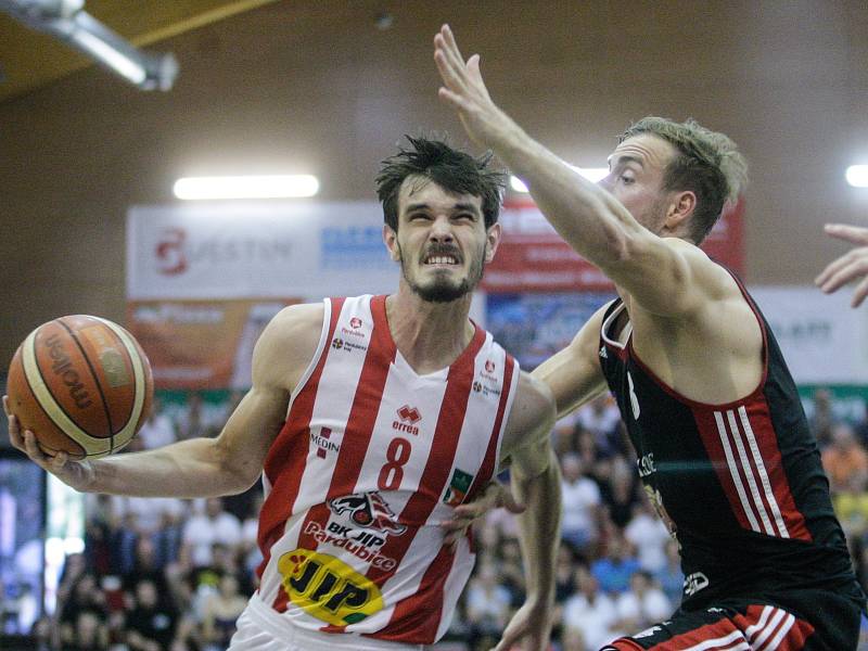 Rozhodující basketbalové utkání o třetí místo play off Kooperativa NBL mezi BK JIP Pardubice (v bíločerveném) a DEKSTONE Tuři Svitavy (v černém) v pardubické hale na Dašické.