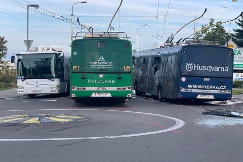 U OD Globus se na kruhovém objezdu srazily vzájemně celkem 3 vozy MHD