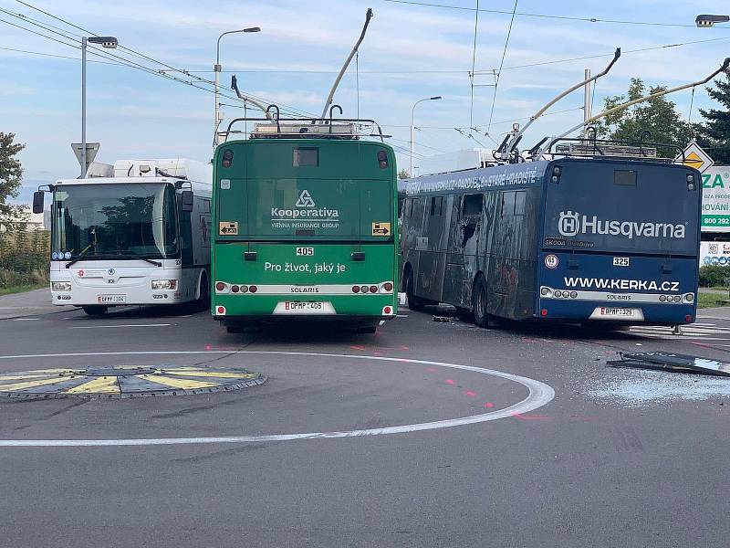 U OD Globus se na kruhovém objezdu srazily vzájemně celkem 3 vozy MHD