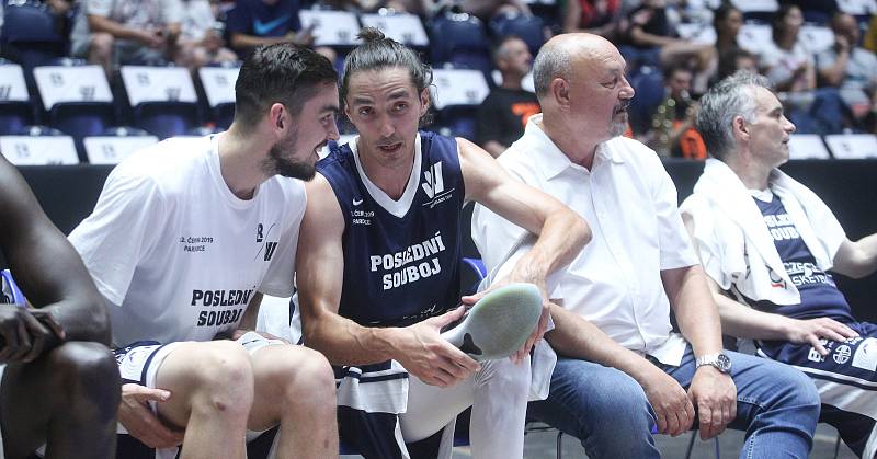 Poslední souboj basketbalových legend Jiřího Welsche a Luboše Bartoně v pardudubické ČSOB pojišťovna ARENĚ.