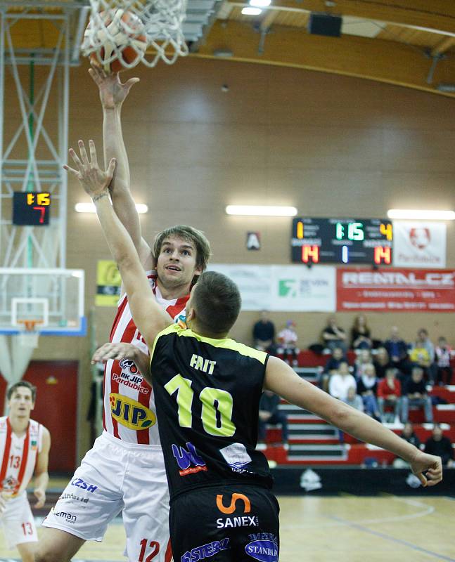 Basketbalové utkání Kooperativy NBL mezi BK JIP Pardubice (v červenobílém) a SLUNETA Ústí nad Labem (v černozeleném) v pardubické hale na Dašické.