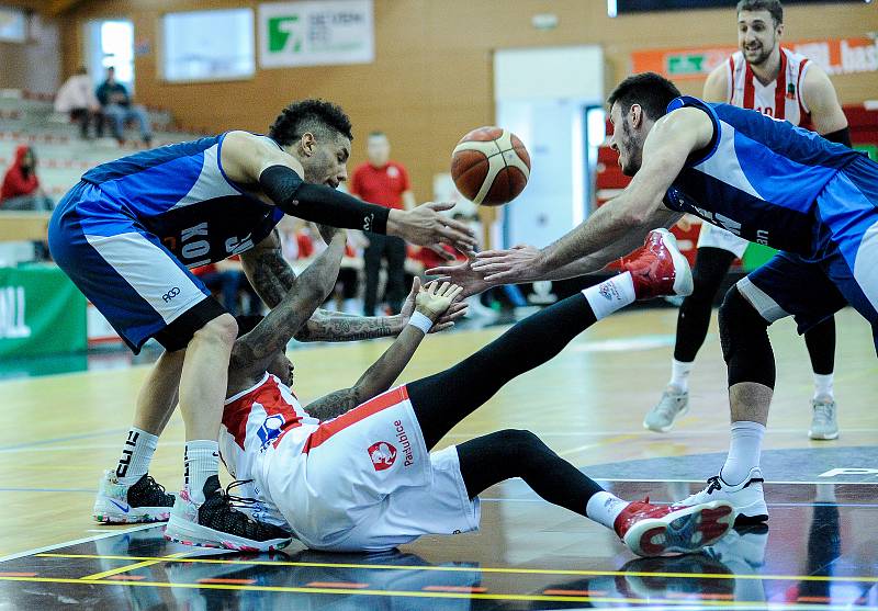 Basketbalové utkání play off Kooperativy NBL mezi BK JIP Pardubice (v bíločerném) a BC Geosan Kolín (v modrém) v pardubické hale na Dašické.