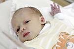 Emily Jeníková se narodila 22. dubna v 9.05 hodin. Měřila 43 centimetrů a vážila 2340 gramů. Pro maminku Petru a tatínka Davida z Pardubic je malá Emily prvorozená dcera .
