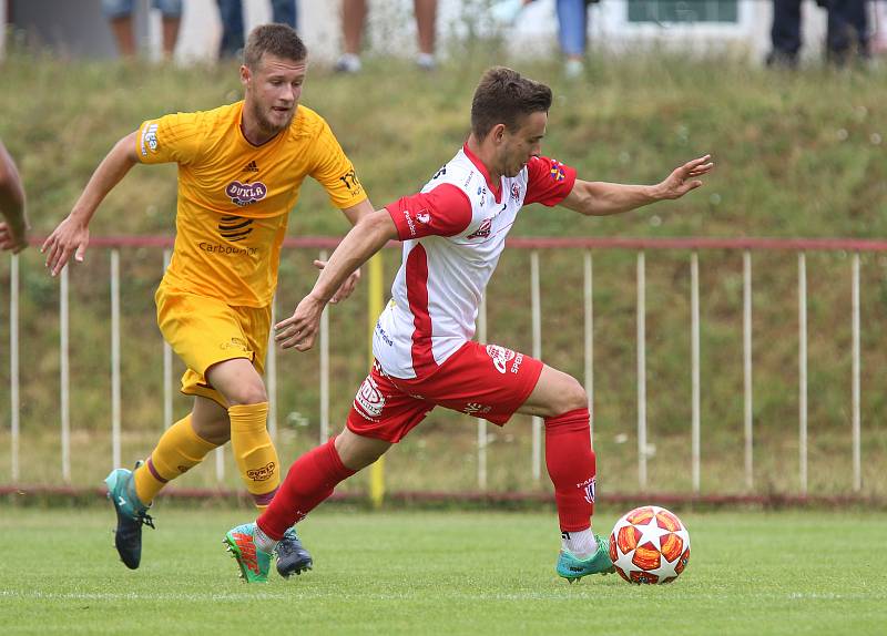 Fotbalová příprava: FK Pardubice (v červenobílém) a Dukla Praha B (ve žlutém) na hřišti Na Dolíčku.