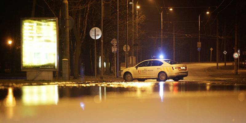 Havárie vodovodního řadu v pardubických polabinách. Ulice Kpt. Bartoše a část školního hřiště se změnilo v jezero. 