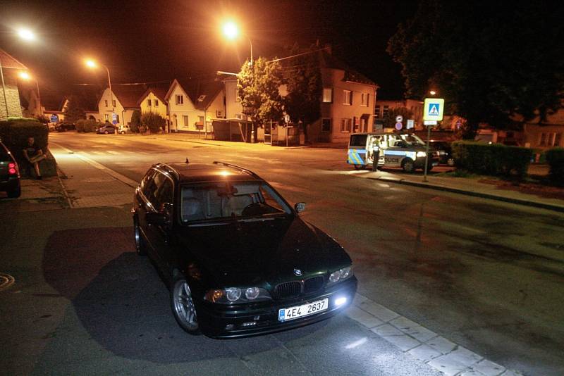 Opilý řidič cestou z Pardubic naboural policejní auto, poté se ještě chvíli pokoušel policistům ujíždět.