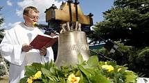 Zvon Vavřinec posvětil při slavnostní bohoslužbě opatovický farář P. Pawel Nowatkowski. Hned po posvěcení byl zvon zavěšen do zvoničky