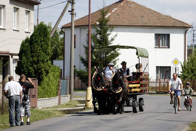 Zvon Vavřinec posvětil při slavnostní bohoslužbě opatovický farář P. Pawel Nowatkowski. Hned po posvěcení byl zvon zavěšen do zvoničky