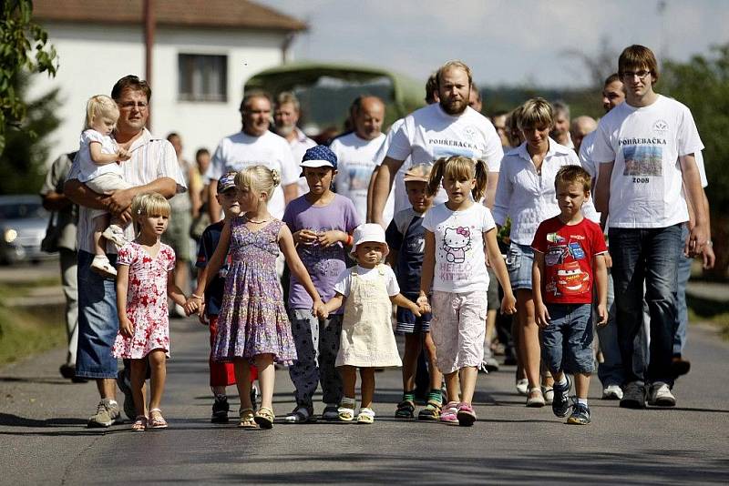 Zvon Vavřinec posvětil při slavnostní bohoslužbě opatovický farář P. Pawel Nowatkowski. Hned po posvěcení byl zvon zavěšen do zvoničky