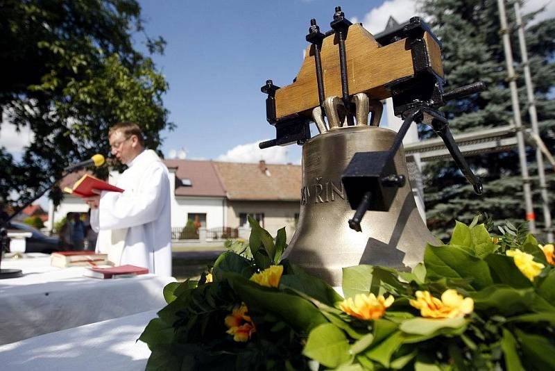 Zvon Vavřinec posvětil při slavnostní bohoslužbě opatovický farář P. Pawel Nowatkowski. Hned po posvěcení byl zvon zavěšen do zvoničky