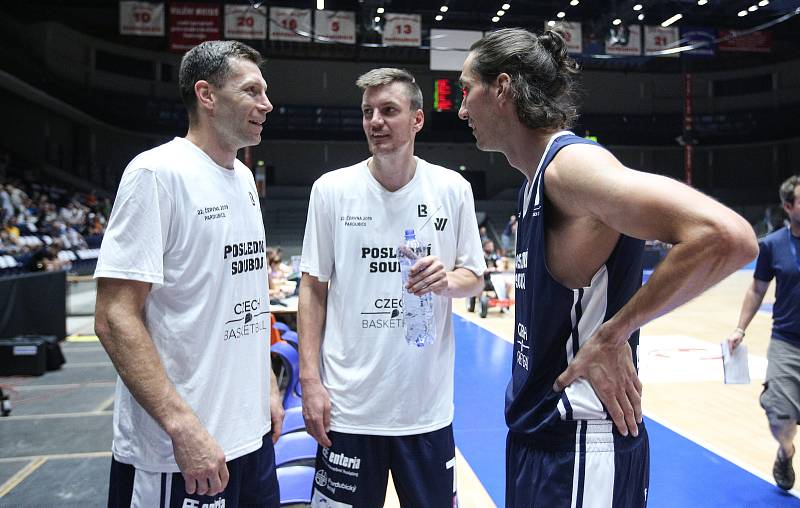 Poslední souboj basketbalových legend Jiřího Welsche a Luboše Bartoně v pardudubické ČSOB pojišťovna ARENĚ.