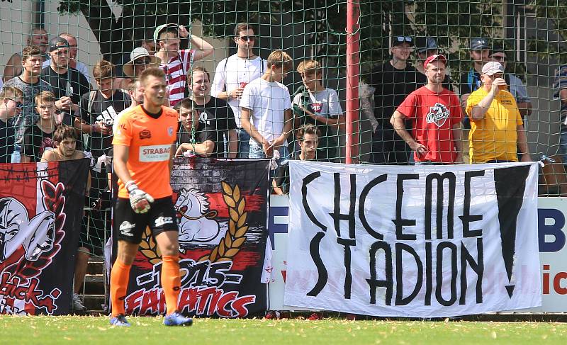 Utkání Fobalové národní ligy mezi FK Pardubice (ve červenobílém) a FK Victoria Žižkov (v černém) na hřišti pod Vinicí v Pardubicích.