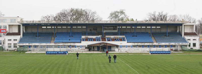 Letní stadion v centru Pardubic je v dezolátním stavu. Oprava může stát až přes půl miliardy korun.