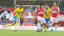 Fotbalové utkání Fortuna ligy mezi FK Pardubice (v červenobílém) a FK Teplice (  modrožlutém) na Městském stadionu Ďolíček v Praze.