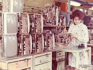 Výroba televizorů v Tesle Pardubice, polovina 60. let 20. století.