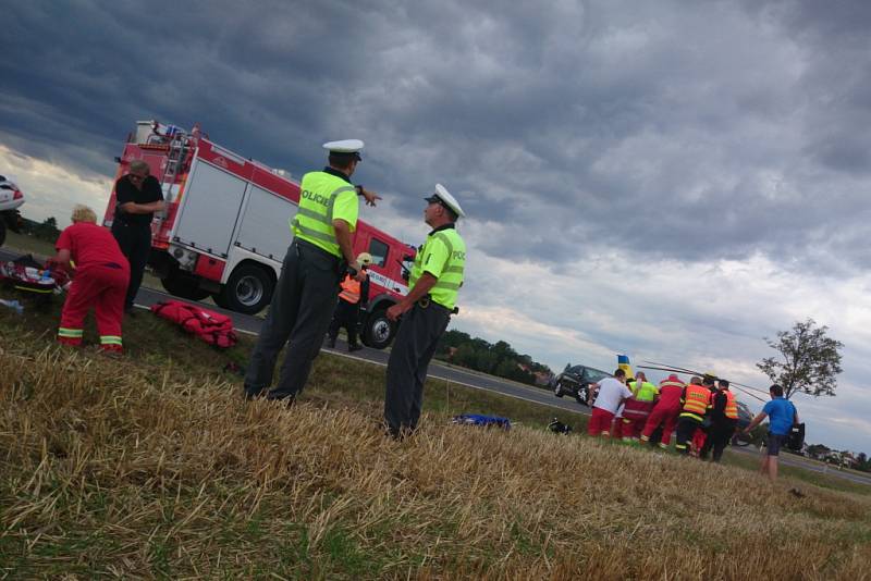 Řidič mercedesu srazil při otáčení v koloně u Medlešic motorkáře.