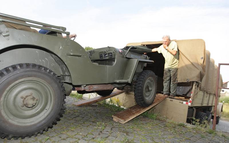 Nakládání Tatry 111 je delikátní záležitost. Uveze ale zároveň Jeep i protiletadlovou "dvacítku" 