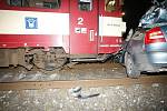 U Moravan se na přejezdu se střetl motorový vlak s autem. Hasiči řidiče vyprošťovali asi hodinu. 