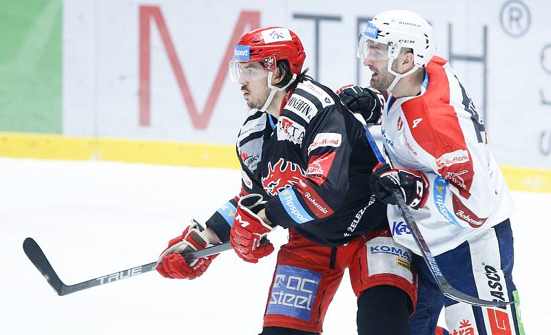 Hokejové utkání Tipsport extraligy v ledním hokeji mezi HC Dynamo Pardubice (v bíločerveném) a HC Oceláři Třinec.