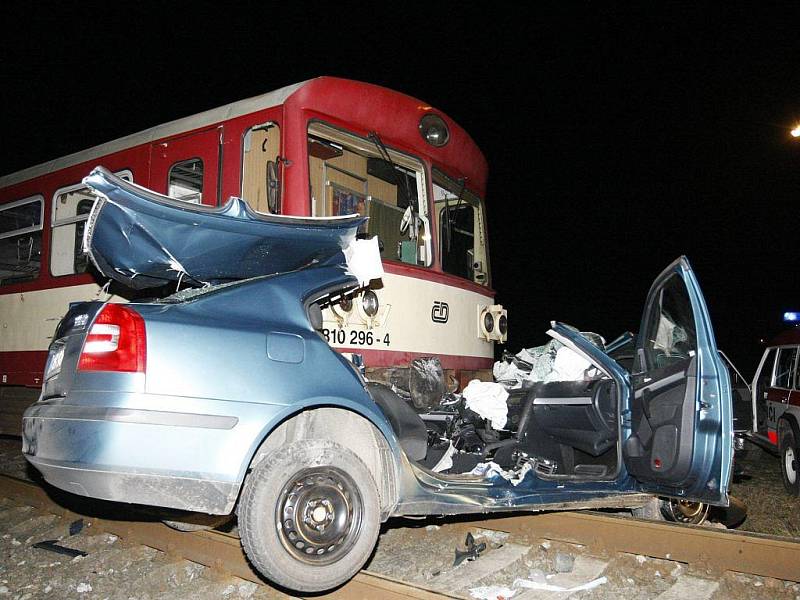 U Moravan se na přejezdu se střetl motorový vlak s autem. Hasiči řidiče vyprošťovali asi hodinu. 