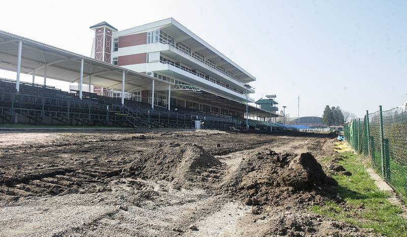 Cílová rovina Velké pardubické zůstává po demontování ledové plochy, kterou na pardubické závodiště na začátku zimy umístila Nadace pro rozvoj města Pardubic, zdevastovaná.