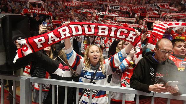 Fans, díky! Sedmé semifinálové utkání hokejového play-off extraligy v ledním hokeji mezi HC Dynamo Pardubice a HC Oceláři Třinec v pardudubické enterie areně.
