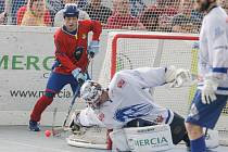 Čtvrté finále hokejbalové play-off CROSSDOCK extraligy mezi HBC Autosklo-H.A.K. Pardubice (v bílomodrém) a  HC Kert Park Praha(v červeném) na hřišri v Polabinách.