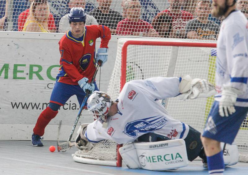 Čtvrté finále hokejbalové play-off CROSSDOCK extraligy mezi HBC Autosklo-H.A.K. Pardubice (v bílomodrém) a  HC Kert Park Praha(v červeném) na hřišri v Polabinách.