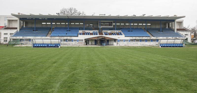 Letní stadion v centru Pardubic je v dezolátním stavu. Oprava může stát až přes půl miliardy korun.