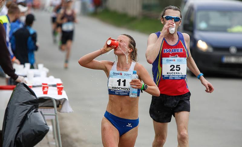 Mistrovství České republiky v půlmaratonu vyhráli Vít Pavlišta (číslo1) a Tereza Hrochová (číslo 11).