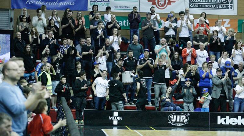 5. čtvrtfinále basketbalu Pardubice - Svitavy 90:62.