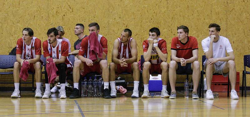Basketbalové utkání o třetí místo Kooperativa NBL mezi DEKSTONE Tuři Svitav (v bíločerveném) a BK JIP Pardubice (v červenobílém) ve Svitavské hale na Střelnici.