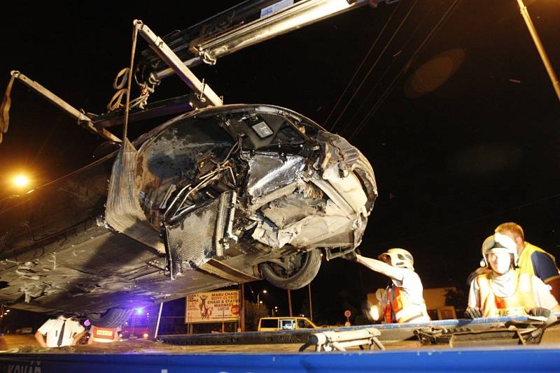 Havarované ferrari na mostě v Popkovicích skončilo na hromadě sutin z rekonstruovaného mostu. Řidič se dal na útěk...