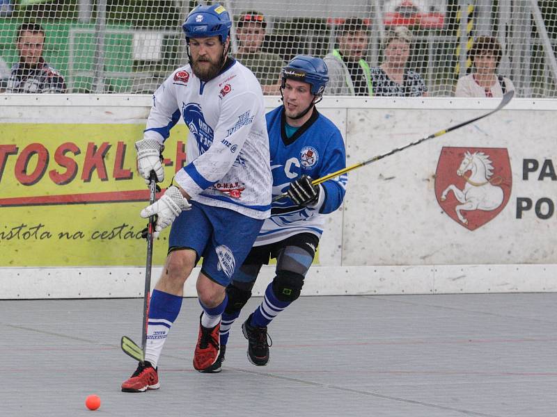 Hokejbalové utkání mezi HBC Autosklo-H.A.K. Pardubice (v bílém) a SK Hokejbal Letohrad (v modrém) na hřišti v Polabinách.