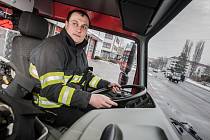 Spěchat, a přitom bezpečně. Miroslav Kolář jako řidič hasičského vozu má v zimě o řadu starostí navíc. Rozjetý náklaďák s cisternou vody na náledí nezastaví na pětníku. 
