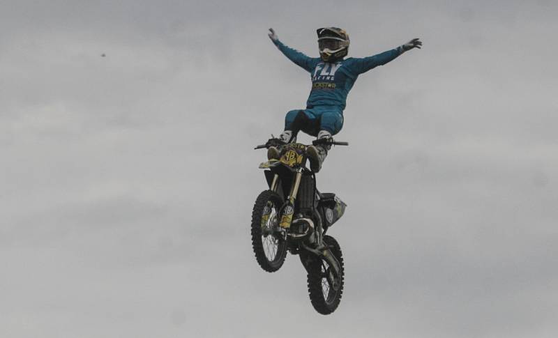 Freestyle motokrosař Filip Podmol přeskakoval slavnou překážku na dostihovém závodišti v Pardubicích. V rámci akce Barth Day předvedl divákům řadu svých triků.