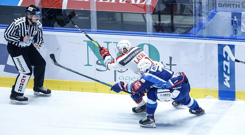 Hokejové utkání Tipsport extraligy v ledním hokeji mezi HC Dynamo Pardubice (v bíločerveném) a HC Kometa Brno (v modrém) v pardudubické enterie areně.