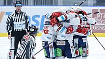 Hokejové utkání Tipsport extraligy v ledním hokeji mezi HC Dynamo Pardubice (v bíločerveném) a HC Sparta Praha (v červeném) v pardudubické enterie areně.