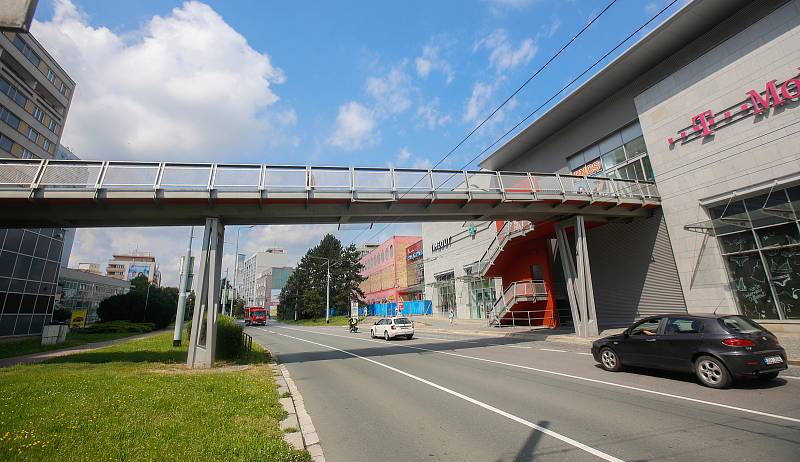 Lávka na Palackého třídě spojující obchodní centrum s protějším chodníkem by mohla v budoucnu zmizet. Architektům se v prostoru nelíbí.